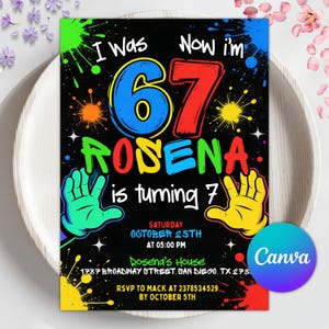 Może przedstawiać: Czarne zaproszenie urodzinowe z kolorowym tekstem i grafiką. Zaproszenie brzmi: "Miałem 67 lat, teraz mam 7, Rosena kończy 7 lat". Zawiera datę, godzinę i miejsce przyjęcia. Logo Canva znajduje się w prawym dolnym rogu.