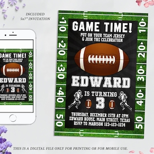 Op de afbeelding: Een digitale uitnodiging voor een verjaardagsfeest met een American football-thema. De uitnodiging heeft een groen en wit American football-veld met een zwarte krijtbordachtergrond. De tekst op het krijtbord luidt "Game Time! Put on your team jersey & join the celebration." De uitnodiging bevat ook de naam "Edward" en de leeftijd "3".