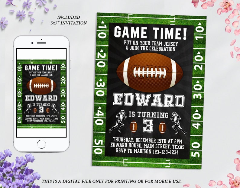 Op de afbeelding: Een digitale uitnodiging voor een verjaardagsfeest met een American football-thema. De uitnodiging heeft een groen en wit American football-veld met een zwarte krijtbordachtergrond. De tekst op het krijtbord luidt "Game Time! Put on your team jersey & join the celebration." De uitnodiging bevat ook de naam "Edward" en de leeftijd "3".