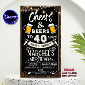 Puede incluir: Una invitaci&oacute;n de cumplea&ntilde;os estilo pizarra con un fondo de madera r&uacute;stico. La invitaci&oacute;n dice "Cheers & Beers to 40 years!" con un gr&aacute;fico de jarra de cerveza. El texto "Join us to celebrate Marchel's Birthday" est&aacute; debajo del gr&aacute;fico de la cerveza. La invitaci&oacute;n incluye la fecha, la hora y la ubicaci&oacute;n de la fiesta. El texto "RSVP to Mom at 21725380183 by February 5th" est&aacute; en la parte inferior de la invitaci&oacute;n.