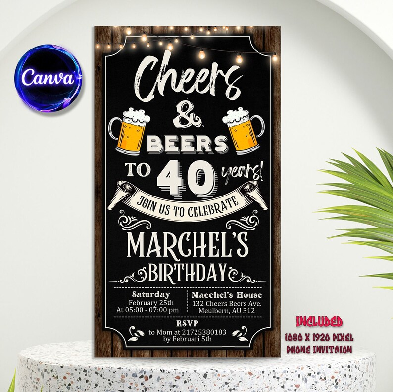 Puede incluir: Una invitaci&oacute;n de cumplea&ntilde;os estilo pizarra con un fondo de madera r&uacute;stico. La invitaci&oacute;n dice "Cheers & Beers to 40 years!" con un gr&aacute;fico de jarra de cerveza. El texto "Join us to celebrate Marchel's Birthday" est&aacute; debajo del gr&aacute;fico de la cerveza. La invitaci&oacute;n incluye la fecha, la hora y la ubicaci&oacute;n de la fiesta. El texto "RSVP to Mom at 21725380183 by February 5th" est&aacute; en la parte inferior de la invitaci&oacute;n.