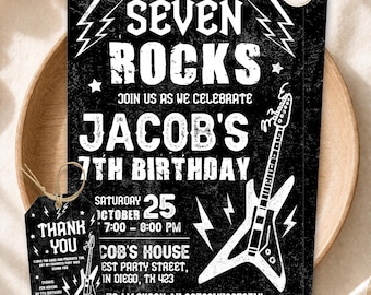 Puede incluir: Una invitación de cumpleaños y una etiqueta de agradecimiento a juego en blanco y negro con un tema de rock and roll desgastado. El texto dice SEVEN ROCKS, JOIN US AS WE CELEBRATE JACOB'S 7TH BIRTHDAY, con detalles del sábado 25 de octubre.