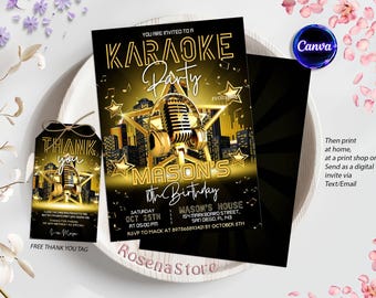 Puede incluir: Una invitación a una fiesta de karaoke negra y dorada con un gráfico de micrófono y el texto "Estás invitado a una fiesta de karaoke para celebrar el cumpleaños de Mason". La invitación incluye la fecha, la hora y la ubicación de la fiesta. También se incluye una etiqueta de agradecimiento a juego con el texto "Gracias".