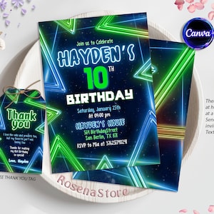 Op de afbeelding: Een neon groene en blauwe verjaardagsuitnodiging met een zwarte achtergrond en sterren. De uitnodiging zegt "Hayden's 10th Birthday" en bevat de datum, tijd en locatie van het feest. Een gratis bedankkaartje is inbegrepen met een neon groen en blauw ontwerp.