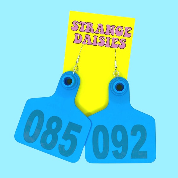 Boucles d'oreilles avec étiquette de vache - Chiffres aléatoires - Nouveauté Grande déclaration audacieuse Bijoux drôles Big Weird Quirky Blue