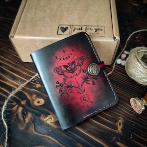 Cartera de cuero Moth, bifold, hecha a mano, billetera roja steampunk, billetera de mujer