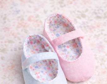 Baby Shoes Sewing Pattern and Tutorial – DIY Baby Shoe Craft for New Moms and Crafters – Baby Shower Gift