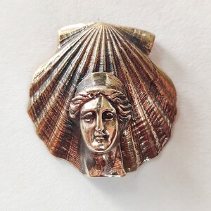 古典的な神話の彫刻貝殻と青銅スタンド