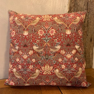 Housse de coussin William Morris Strawberry Thief rouge avec fermeture éclair