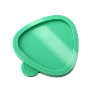 Puede incluir: Una tapa de silicona verde con forma triangular redondeada. La tapa tiene un borde elevado y una pequeña pestaña con la palabra "Refiolly" impresa en ella.