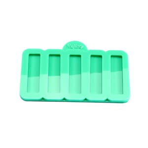 Könnte beinhalten: Eine grüne Silikonform mit sechs rechteckigen Vertiefungen zum Herstellen von Lippenbalsam. Die Form trägt den Schriftzug "Refloxy".