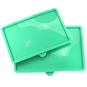 Peut inclure: Deux tapis de cuisson en silicone vert avec le mot "Reflaty" imprimé sur chacun. Les tapis sont empilés l'un sur l'autre.