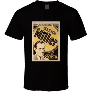 Puede incluir: Camiseta negra con un diseño de cartel vintage de Glenn Miller y su orquesta. El cartel tiene una combinación de colores amarillo y negro con el texto "Glenn Miller" en letras grandes y estilizadas y un retrato de Glenn Miller.