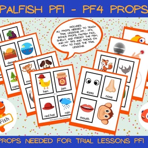 Puede incluir: Un conjunto de tarjetas de memoria coloridas con imágenes y palabras para enseñar inglés como segundo idioma (ESL) a los estudiantes jóvenes. Las tarjetas presentan imágenes de un plátano, una gallina, un sombrero rojo, una boca, una nariz, ojos, un mono, un zorro, un tiburón, un micrófono, un tarro de mermelada, una nube de lluvia, un desierto, un océano, un campamento, un perro, una manzana, uvas y un pez. Las tarjetas están etiquetadas con las palabras "PalFish PFI - PF4 Props" y "All Props Needed for Trial Lessons PFI - PF4".