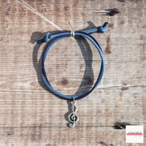 Violinschlüssel Armband aus Wildlederimitat - (Musiknotenarmband, Musiknotenschmuck, Musikgeschenk, Schmuck, Violinschlüssel)
