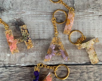 Aangepaste harsbloem initiaal sleutelhanger - handgemaakt gepersonaliseerd cadeau