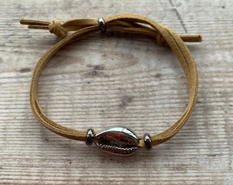 Handgemaakte nepsuède schelparmband - verstelbare boho-strandenkelband