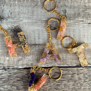 Llavero de resina con inicial de flor personalizado (regalo personalizado, regalo hecho a mano, llavero de resina, regalos para ella, regalos para maestros, primavera, Pascua)