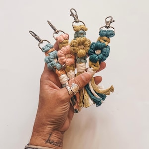 Daisy keychain