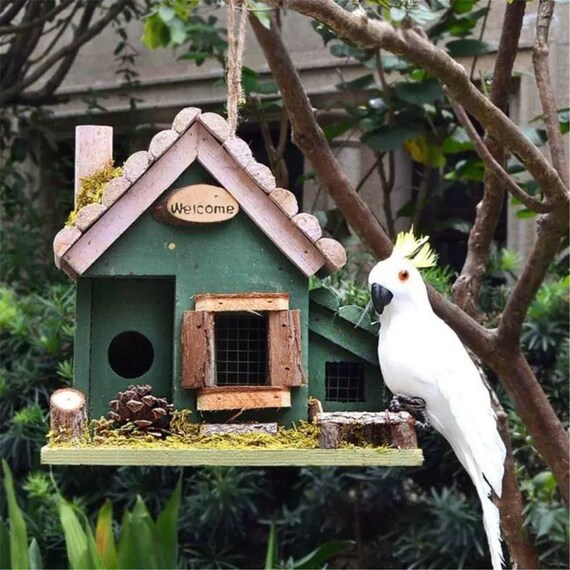 Cabane à oiseaux en bois et écorces naturelles -  France