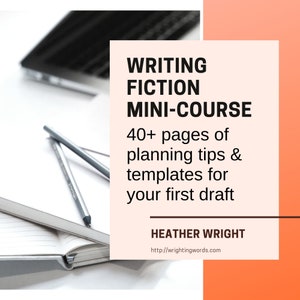以下が含まれることがあります： 「WRITING FICTION MINI-COURSE」と「40+ pages of planning tips & templates for your first draft」というテキストが書かれたピンクと白のグラフィック。テキストの下には「HEATHER WRIGHT」という名前と「http://wrightingwords.com」というウェブサイトアドレスが記載されています。グラフィックは、ノート、鉛筆、ラップトップの写真に重ねられています。