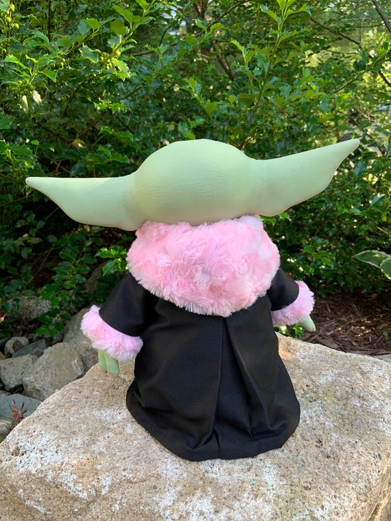 Peignoir noir Baby Yoda avec col rose