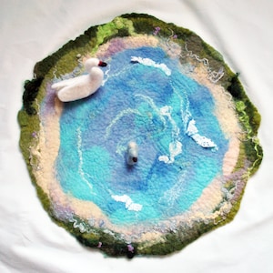 Lac des cygnes, tapis de jeu feutré READY TO SHIP, paysage en feutre, tapis paysager, tapis de jeu pour étang