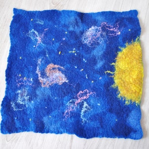 Alfombra de juego de fieltro con diseño de galaxia espacial. Alfombra de juego de lana inspirada en Waldorf, escena de juego abierta