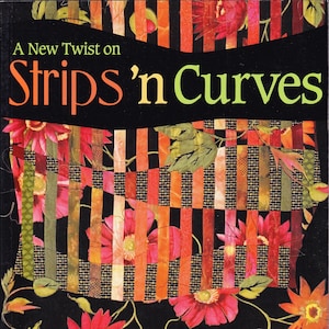 Peut inclure: Couverture de livre avec le titre "A New Twist on Strips 'n Curves" par Louisa L. Smith. La couverture présente un motif de patchwork coloré avec des bandes de tissu de différentes couleurs et motifs, notamment rouge, orange, jaune, vert et noir. Le fond est noir et le titre est en blanc avec un accent vert et orange.