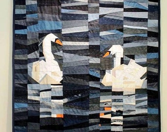 Quilt Kunst Upcycled Jeans Recycled Denim Textil Wandbehang Handgefertigt Umweltfreundlich Quilt zum Verkauf Schwan Meer Wandkunst Patchwork Stück Quilt