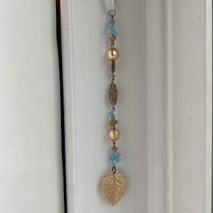Aquamarin Edelstein Hämatit Kreuz mit Zinklegierung strukturiert rund und glänzend Blattgold Autospiegel Baumeln, Auto Accessoire, Auto Charm, Handmade