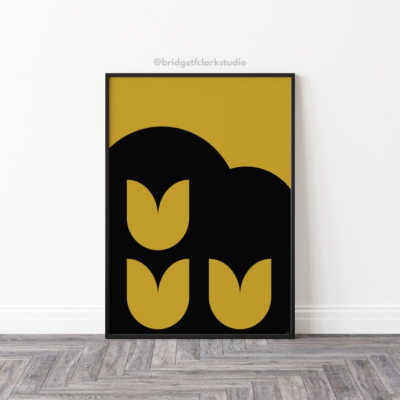 Peut inclure: Une impression d'art num&eacute;rique repr&eacute;sentant un motif abstrait noir et or avec trois tulipes stylis&eacute;es. L'impression est encadr&eacute;e dans un cadre noir et porte le texte "@bridgetfclarkstudio" en haut.
