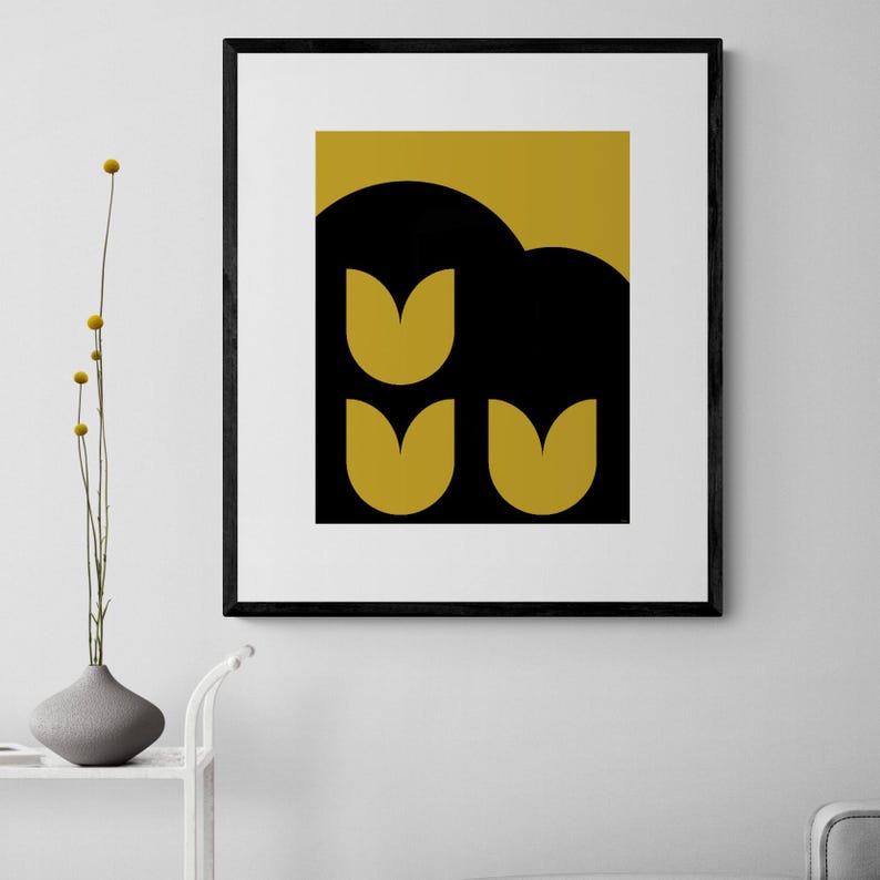 Peut inclure: Une impression encadr&eacute;e avec un motif abstrait noir et or. Le motif pr&eacute;sente trois tulipes jaunes stylis&eacute;es sur un fond noir. L'arri&egrave;re-plan est d'une couleur or unie.
