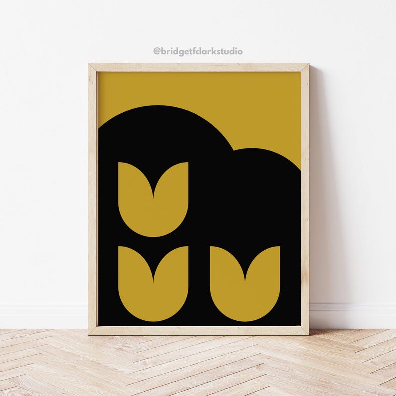 Peut inclure: Impression d'art abstrait avec un sch&eacute;ma de couleurs noir et or. L'impression pr&eacute;sente trois tulipes stylis&eacute;es de couleur or sur un fond noir. L'arri&egrave;re-plan est d'une couleur or unie.