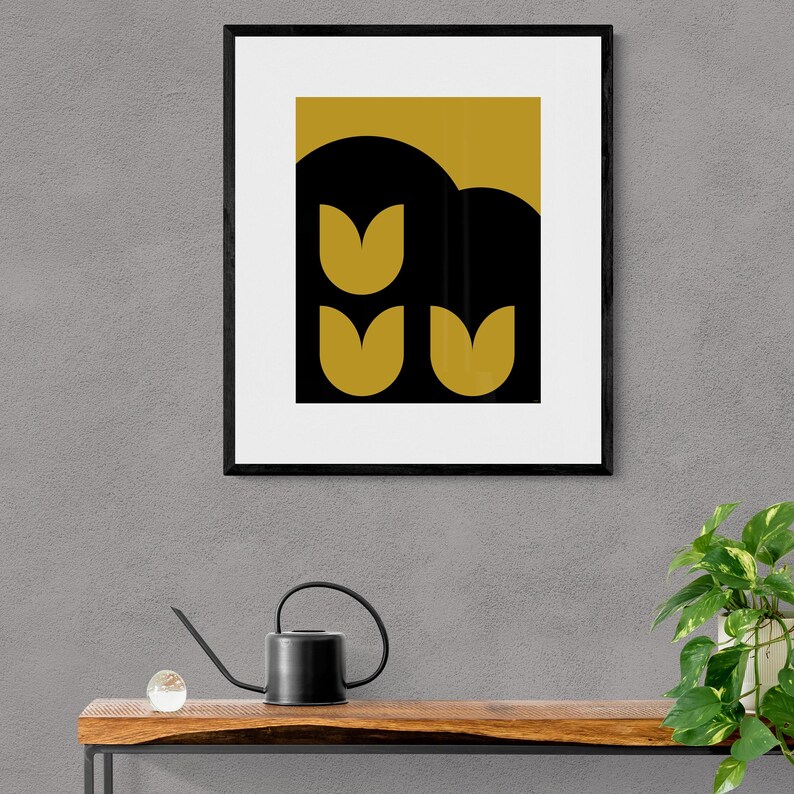 Peut inclure: Une impression encadr&eacute;e avec un design minimaliste repr&eacute;sentant trois tulipes jaunes sur un fond noir et or.
