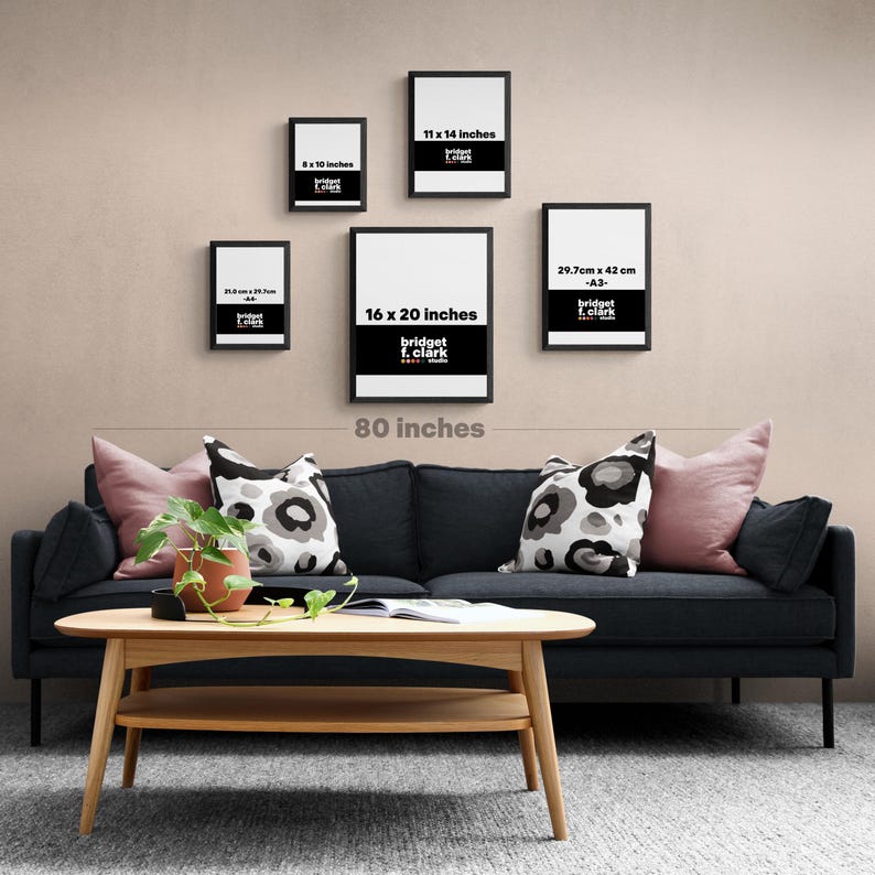 Peut inclure: Un canap&eacute; noir avec deux coussins, une table basse et quatre cadres noirs sur un mur beige clair. Les cadres sont de tailles diff&eacute;rentes et contiennent des &oelig;uvres d'art en noir et blanc avec du texte qui lit "11 x 14 pouces", "8 x 10 pouces", "16 x 20 pouces" et "29,7 cm x 42 cm -A3- bridget f. clark". Le plus grand cadre a le texte "bridget f. clark" au centre. Le texte "80 pouces" est &eacute;crit sous les cadres.