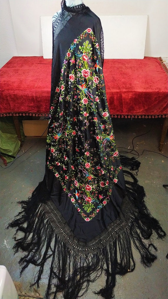 Piano shawl. Silk or viscose. Hand embroidered. Sp