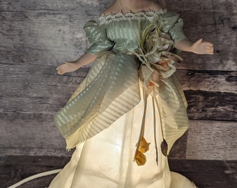 Fleuron de lampe frontale de poupée en porcelaine sur matériel en laiton - France