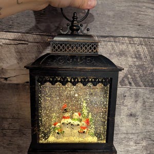 STUNNING Light Up, Musical Christmas Snow Globe