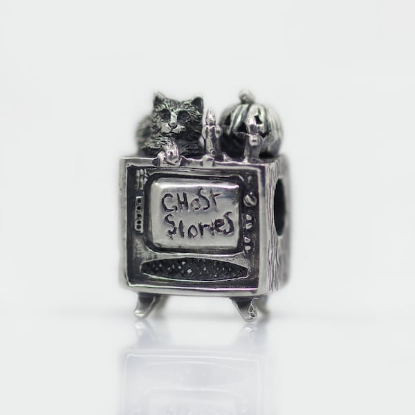 Storie di fantasmi con perline - Gatto sdraiato sulla TV - Perline di Halloween per bracciale - Ciondolo in argento sterling