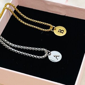 Collar inicial de disco, collar de letras de disco, collar de nombre del alfabeto con cadena de caja, collar de nombre personalizado, regalo de aniversario, regalo de cumpleaños