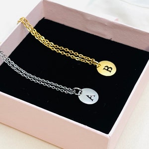 Collar de letras de oro, colgante de disco redondo, collar inicial, collar de nombre, collar de letras de disco, joyería inicial de disco, collar en capas