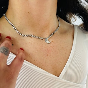 Collar con inicial gótica, collar con letra inglesa antigua y cadena de eslabones atrevida, colgante con nombre, cadena de eslabones para hombre y mujer.