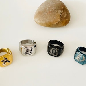 Anillo de sello para hombre, anillo de letras góticas, anillo de alfabeto con declaración personalizada, anillo de acero inoxidable, joyería atrevida para mujer, regalo para él