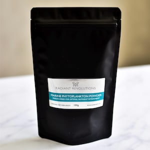 以下が含まれることがあります： 「Radiant Revolutions Marine Phytoplankton Powder Freeze-Dried for Optimal Nutrient Retainment Origin Netherlands 100g www.kyler.ch」と銀色のラベルが付いた黒い再封可能なポーチ