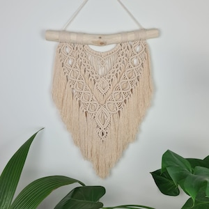 Macrame de pared beige / rama de madera / macramé colgante / por encima del cabecero Macrame / Colgantes de pared / Decoración del hogar / Decoración de la pared / Boho / Naturaleza