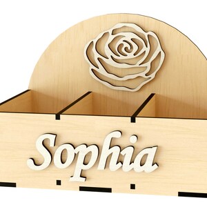 K&ouml;nnte beinhalten: Holzorganizer mit drei F&auml;chern, einem Rosenmotiv oben und dem Namen "Sophia" auf der Vorderseite.