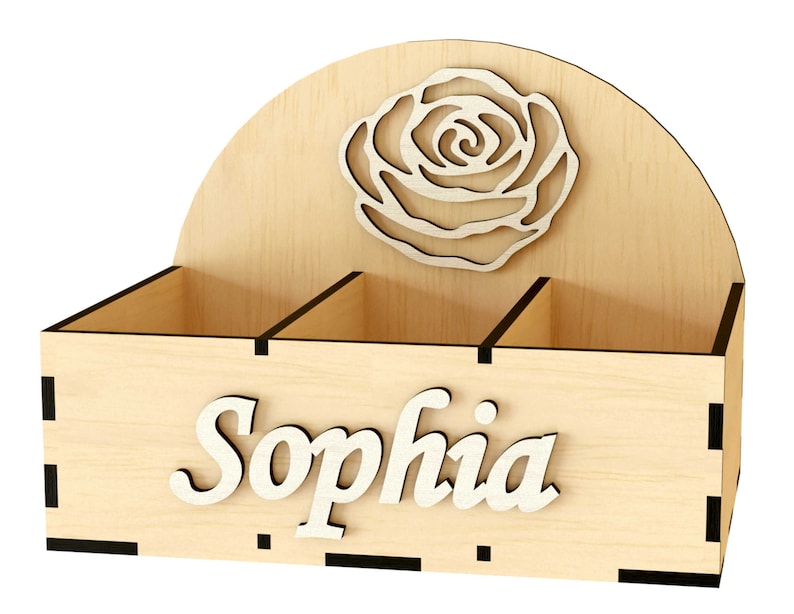 K&ouml;nnte beinhalten: Holzorganizer mit drei F&auml;chern, einem Rosenmotiv oben und dem Namen "Sophia" auf der Vorderseite.