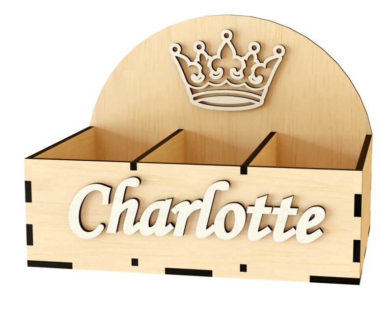 K&ouml;nnte beinhalten: Holzorganizer mit drei F&auml;chern und einem Kronendesign auf der Oberseite. Der Organizer tr&auml;gt den Namen "Charlotte" auf der Vorderseite.