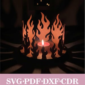Może przedstawiać: Drewniany świecznik z motywem płomieni. Okrągły świecznik ma wycięcia w kształcie płomieni na obwodzie. W środku znajduje się zapalona czerwona świeca. Tekst "SVG PDF DXF CDR" znajduje się na dole.